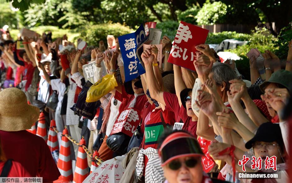 日本数千示威者组成人链包围议会 抗议政府安全政策