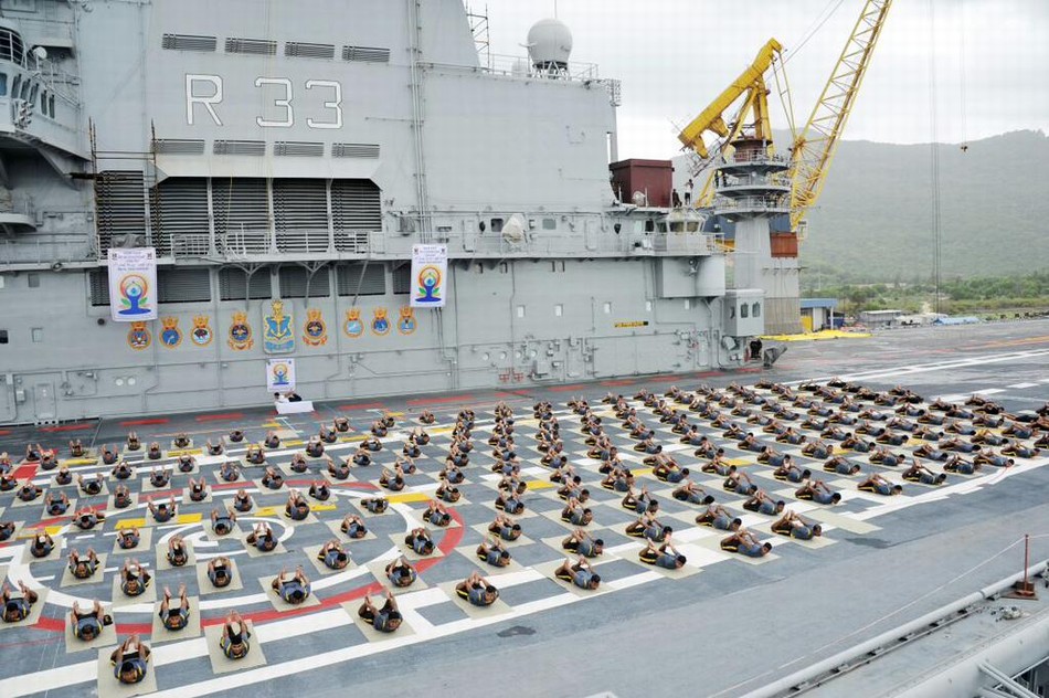 印度军队大练瑜伽：二手航母甲板上最舒服