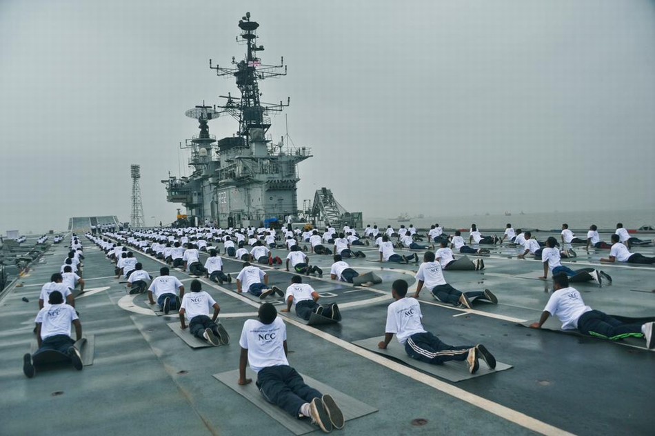 印度军队大练瑜伽：二手航母甲板上最舒服