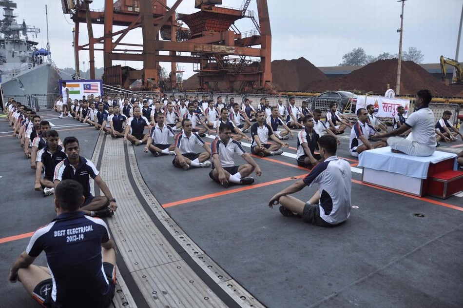 印度军队大练瑜伽：二手航母甲板上最舒服