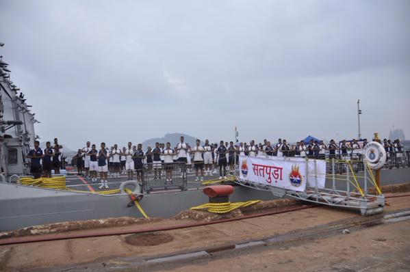 印度军队大练瑜伽：二手航母甲板上最舒服