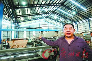 印尼三宝垄，全印尼最大的玻璃厂之一的老板是华人黄中亮。