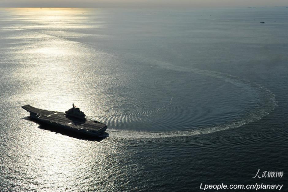 遼寧艦の勇ましい写真が公開　海上テストで急転回
