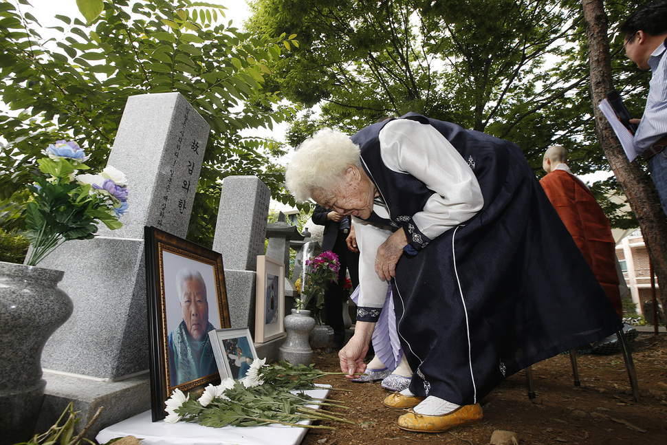 韩国举行慰安妇受害者纪念碑揭幕式