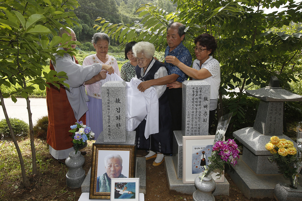 韩国举行慰安妇受害者纪念碑揭幕式