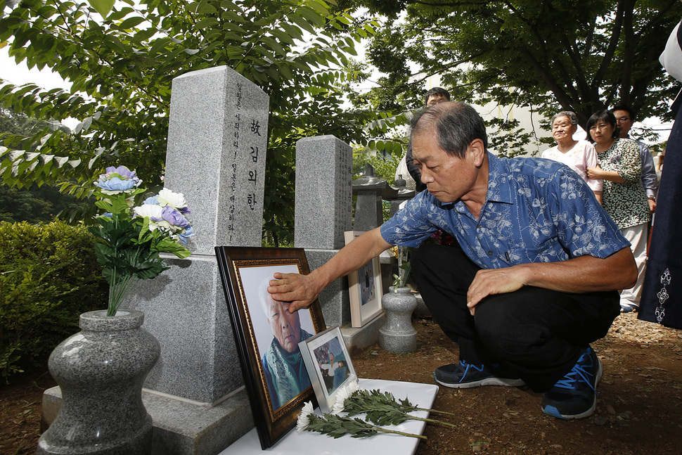 韩国举行慰安妇受害者纪念碑揭幕式