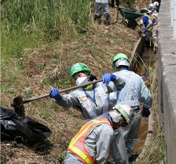 福島県の女性、除染の最前線に立つ