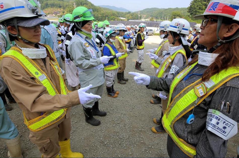 福島県の女性、除染の最前線に立つ