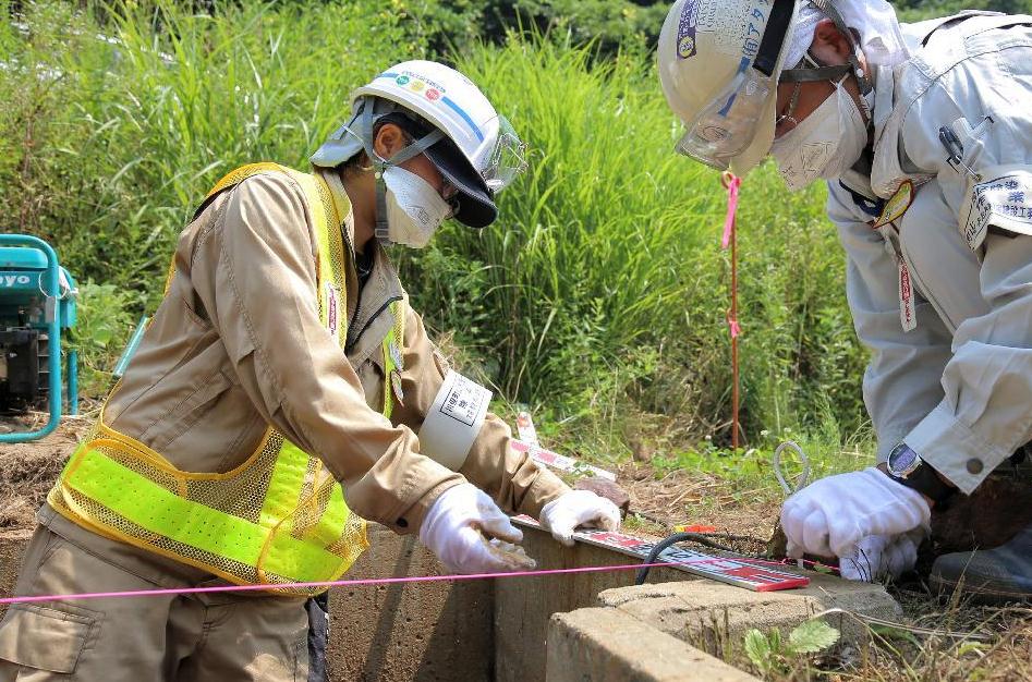 福島県の女性、除染の最前線に立つ