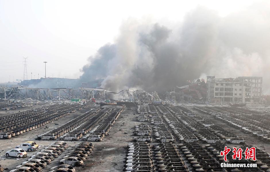 天津港危险品仓库发生爆炸 数千辆汽车被烧焦