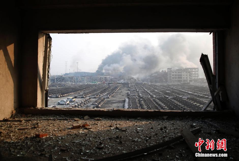 天津港危险品仓库发生爆炸 数千辆汽车被烧焦