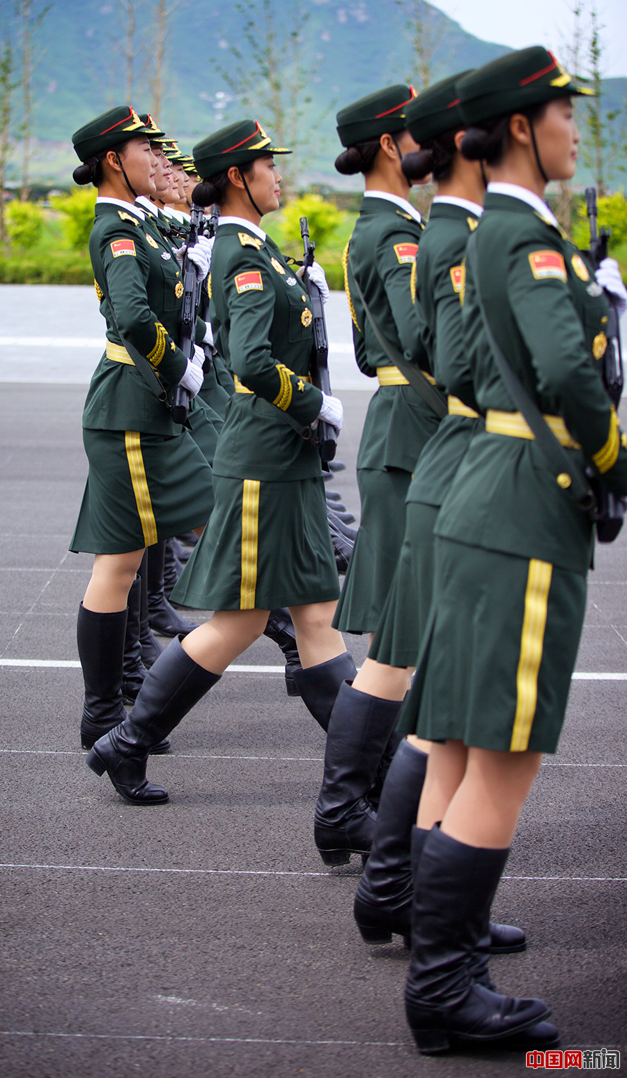 女兵 スイス軍、女性兵に女性用下着を供給へ これまでは男性用のみ ...