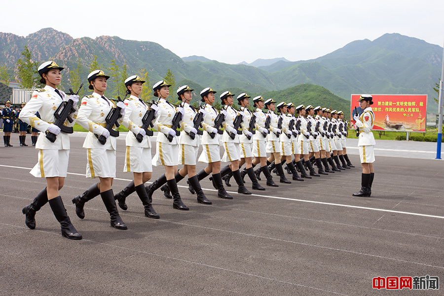 9月3日の閲兵式、三軍儀仗隊の女性兵士が初参加