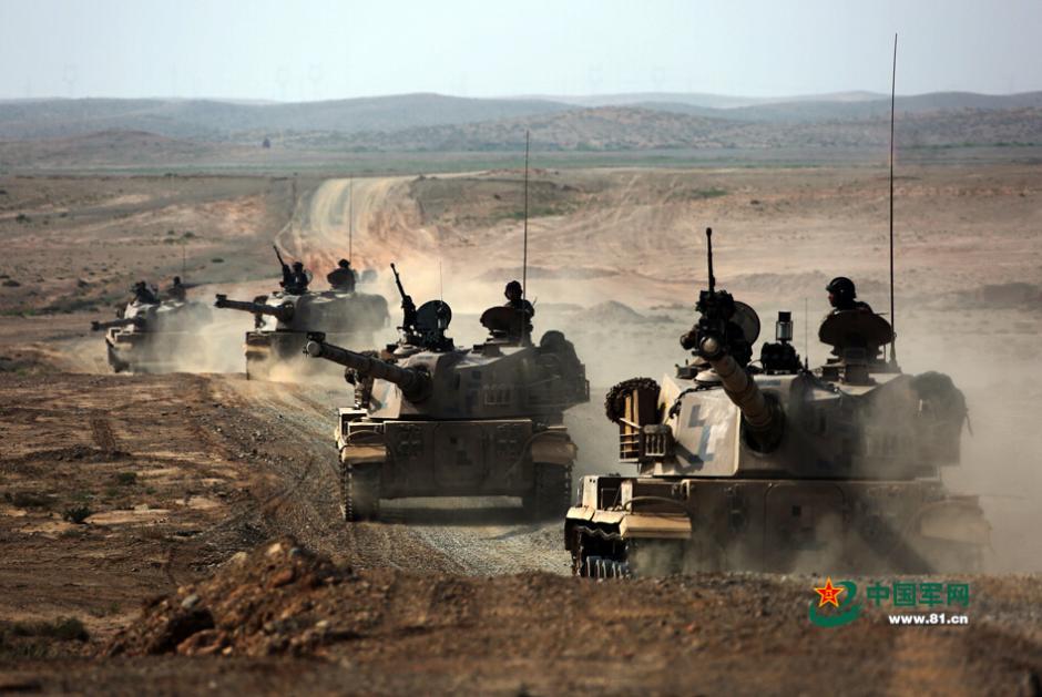 解放軍の隊戦車自走砲、戦車を攻撃