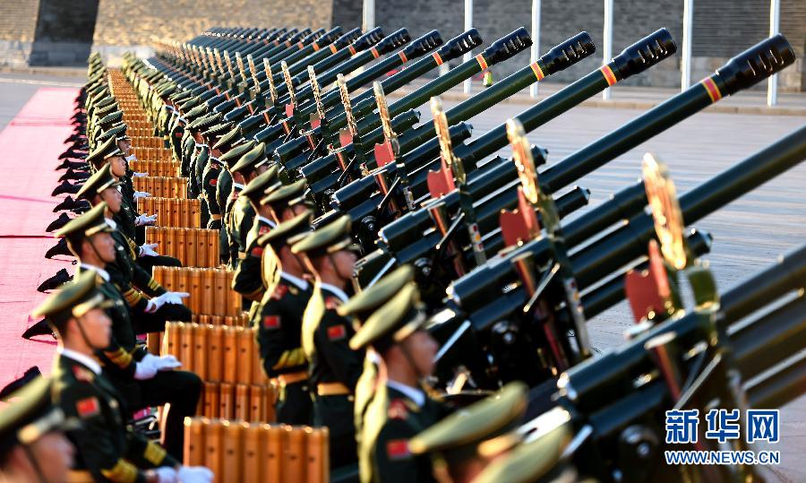 抗日戦争70周年記念式典　礼砲が天安門広場に響き渡る