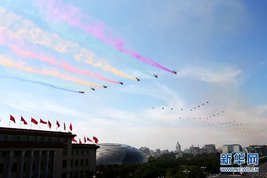 ＜閲兵式＞空中梯団、天安門広場の上空を通過　｢70｣の形をつくる
