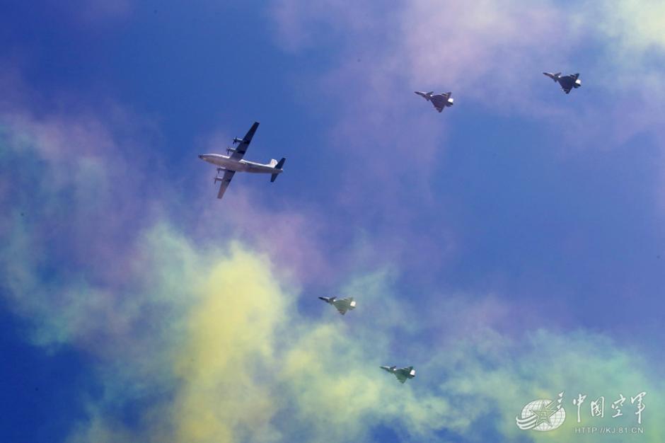 近距離で眺める｢空のタカ｣　閲兵式での空中梯団を回顧