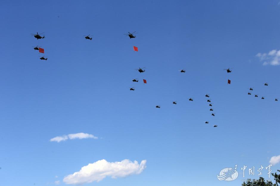 近距離で眺める｢空のタカ｣　閲兵式での空中梯団を回顧