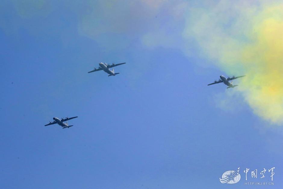 近距離で眺める｢空のタカ｣　閲兵式での空中梯団を回顧