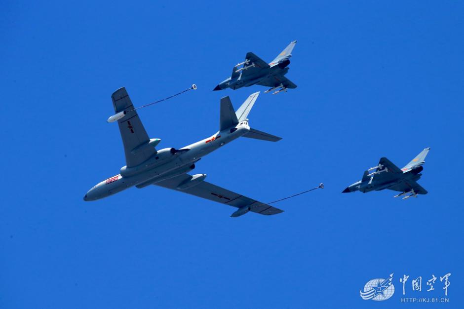 近距離で眺める｢空のタカ｣　閲兵式での空中梯団を回顧