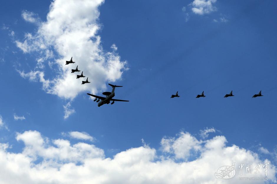 近距離で眺める｢空のタカ｣　閲兵式での空中梯団を回顧