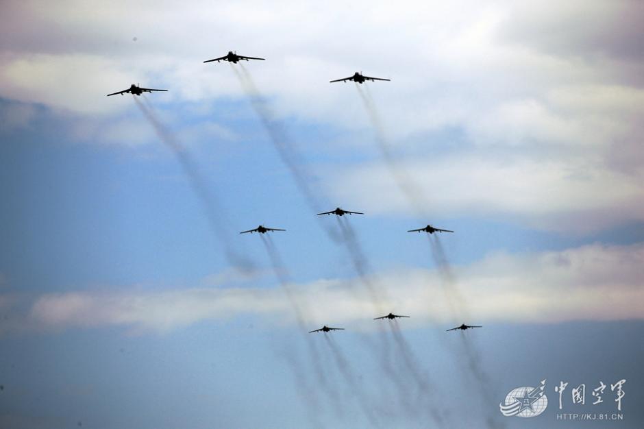 近距離で眺める｢空のタカ｣　閲兵式での空中梯団を回顧