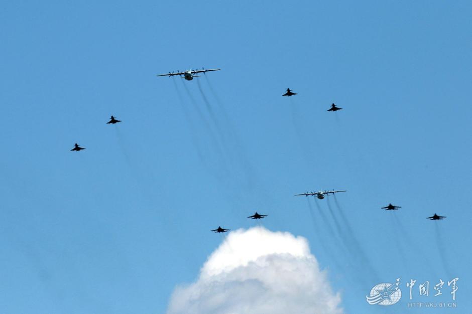 近距離で眺める｢空のタカ｣　閲兵式での空中梯団を回顧