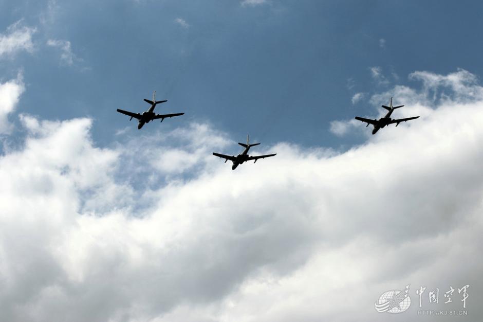 近距離で眺める｢空のタカ｣　閲兵式での空中梯団を回顧