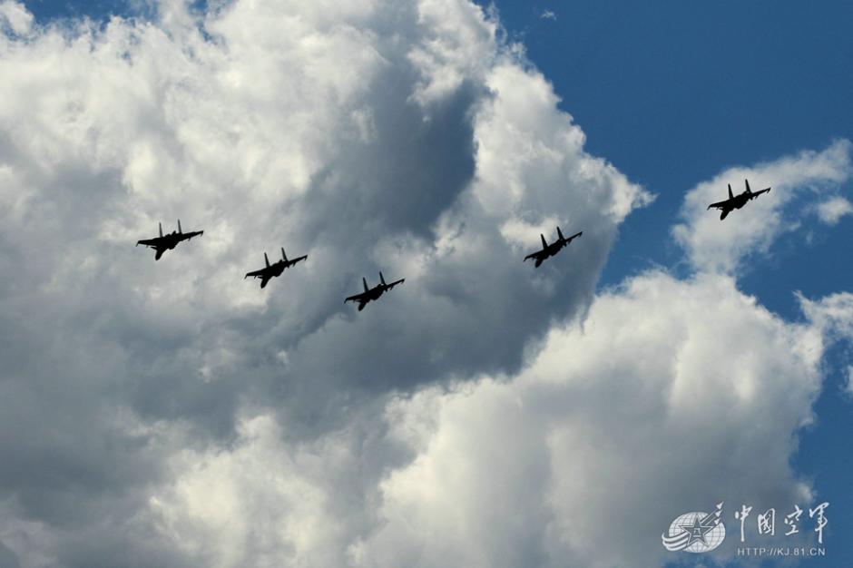 近距離で眺める｢空のタカ｣　閲兵式での空中梯団を回顧