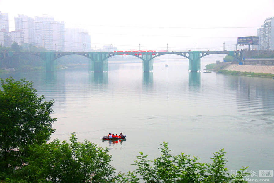 2888发雷管爆破张家界澧水大桥画面