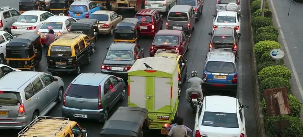 インドの高速道路、交通渋滞で機能が麻痺