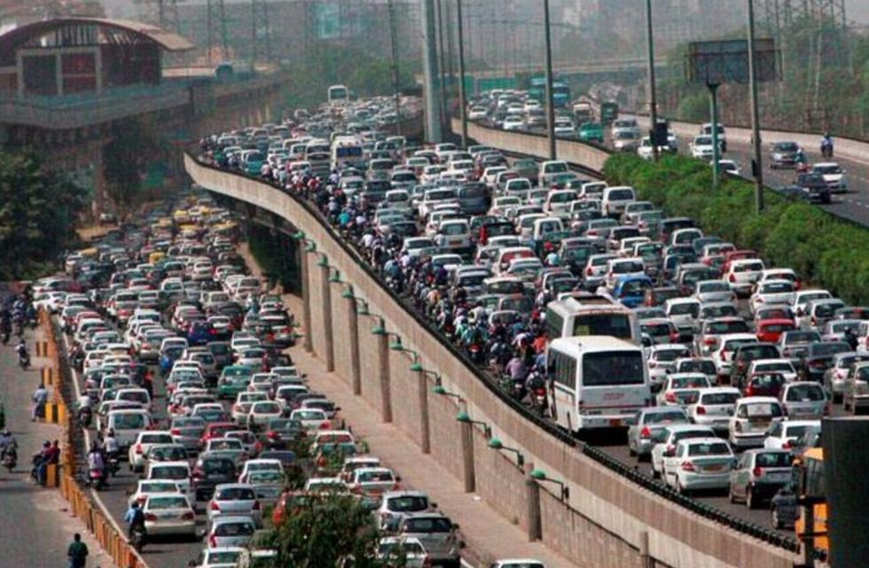 インドの高速道路、交通渋滞で機能が麻痺