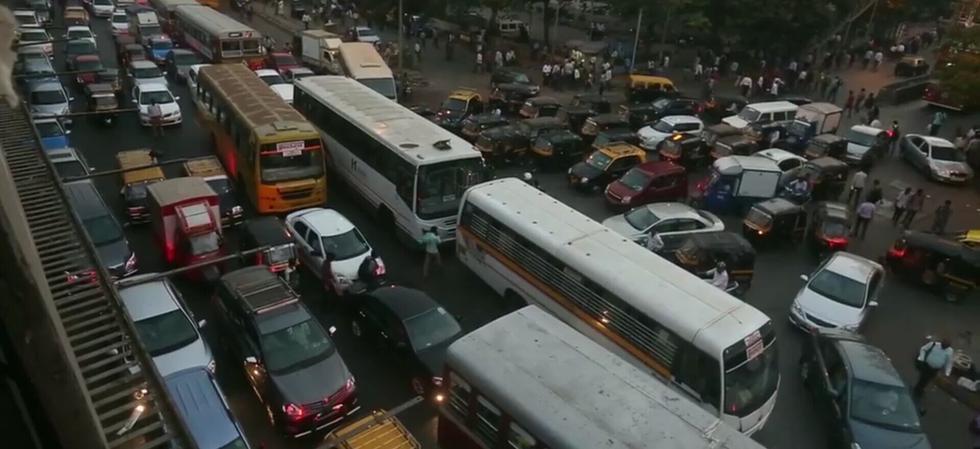 インドの高速道路、交通渋滞で機能が麻痺