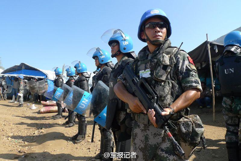 海外扬威！中国维和部队持枪举盾护卫难民