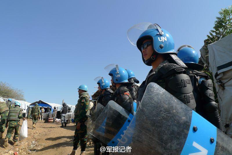 海外扬威！中国维和部队持枪举盾护卫难民