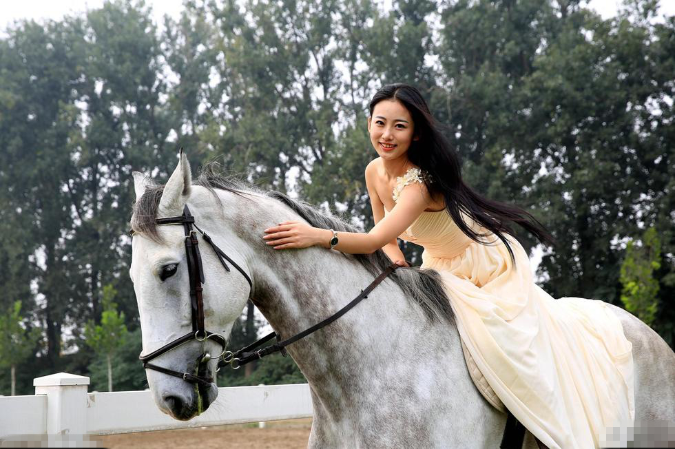 天仙骑手！世界小姐拍马术唯美写真