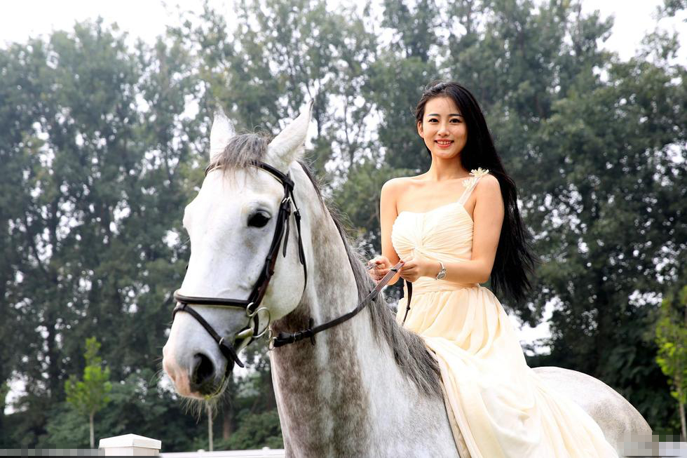 天仙骑手！世界小姐拍马术唯美写真