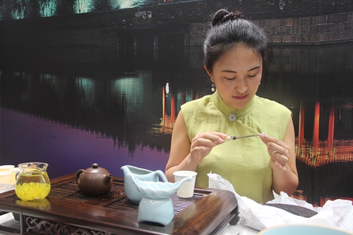 中国展台举行茶艺表演