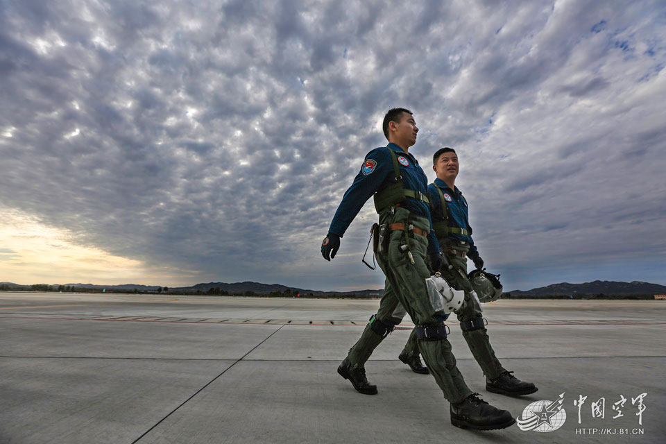 　　中国空军歼10空中加油美照 