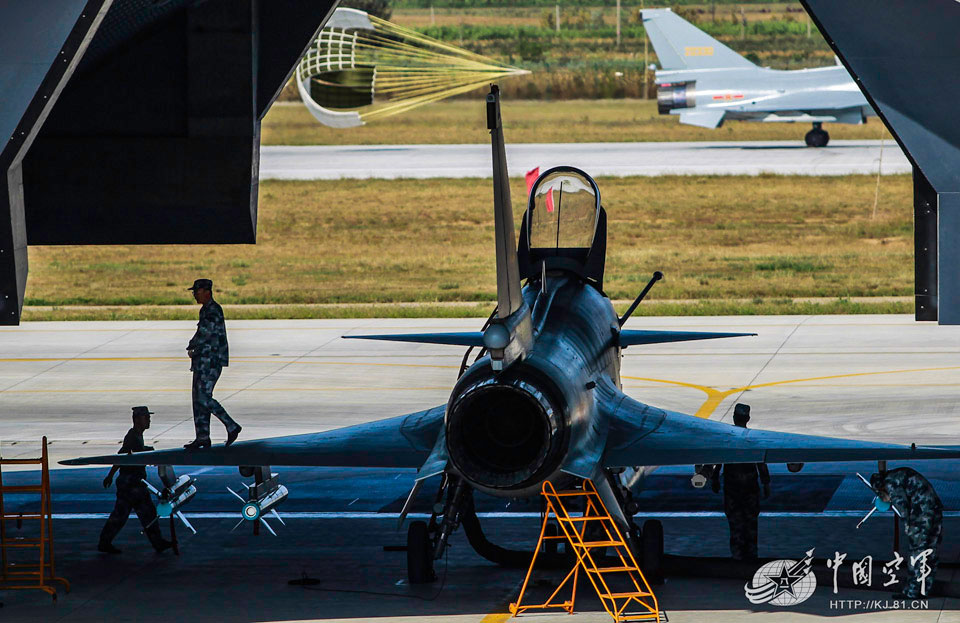 　　中国空军歼10空中加油美照 