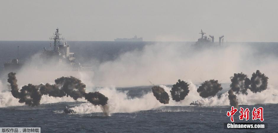 韩国海军举行海上阅舰式