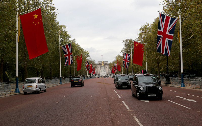 中英两国国旗悬挂在伦敦街头