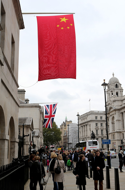 中英两国国旗悬挂在伦敦街头