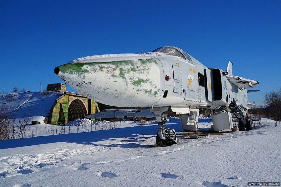 旧ソ連のSiverskiy空軍基地の秘密に迫る