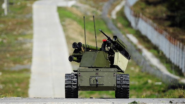 ロシアの新型戦闘ロボット、コントローラーで操作