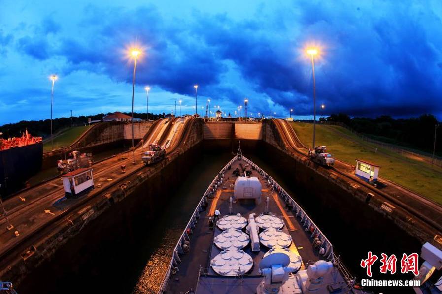 中国の052C型駆逐艦、夜間にパナマ運河を通過