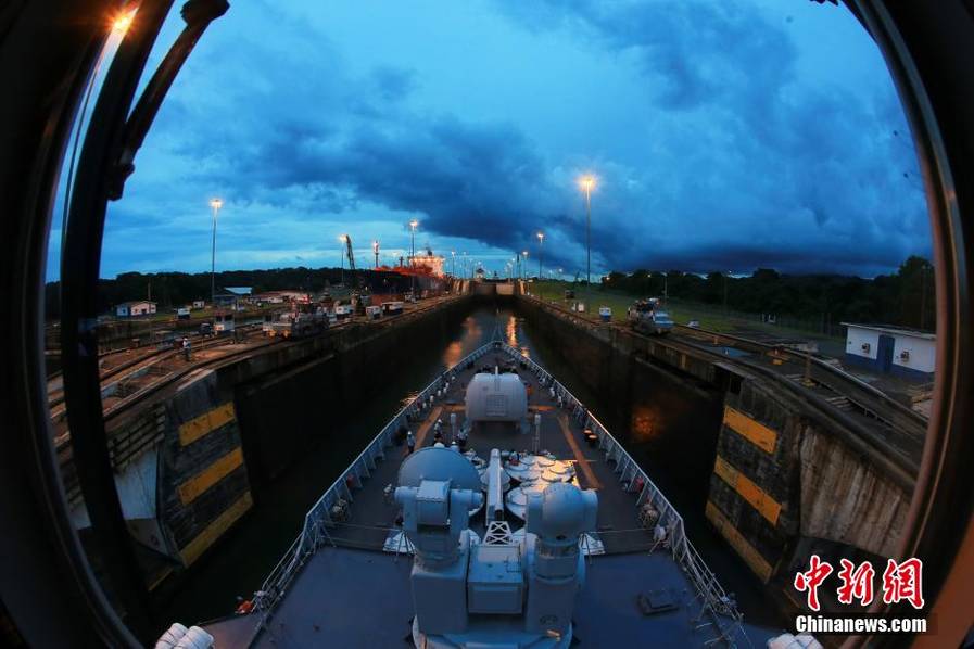 中国の052C型駆逐艦、夜間にパナマ運河を通過