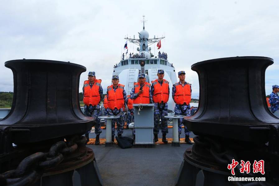 中国の052C型駆逐艦、夜間にパナマ運河を通過