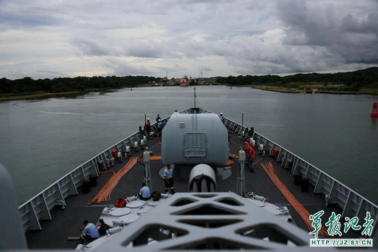 中国の052C型駆逐艦、夜間にパナマ運河を通過