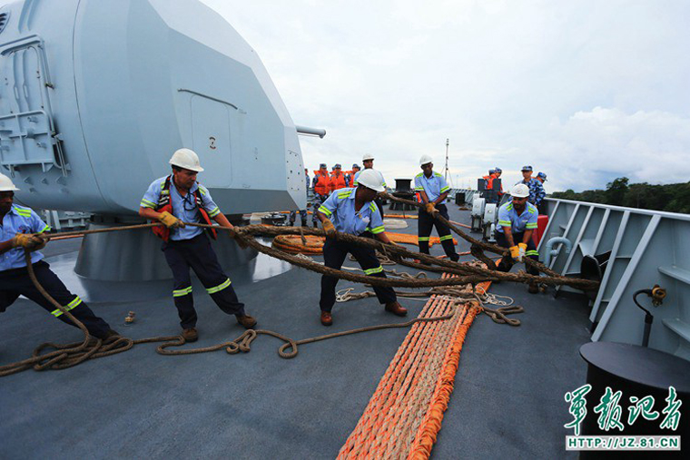 中国の052C型駆逐艦、夜間にパナマ運河を通過